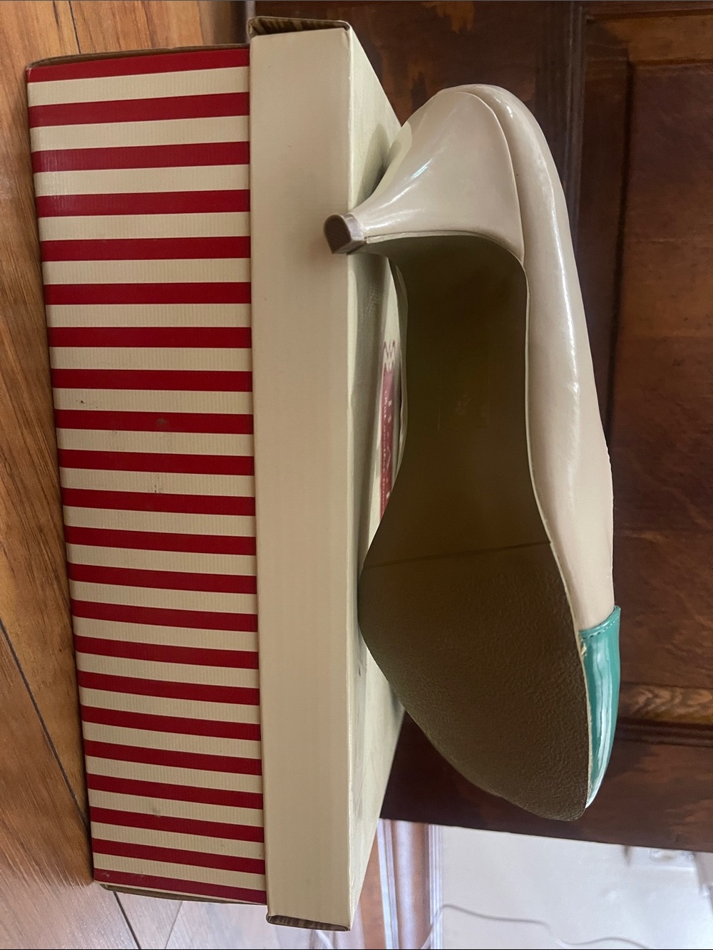 Two-Tone Patent Pointed-Toe Pumps in Turquoise and Cream - Picture 4 of 6